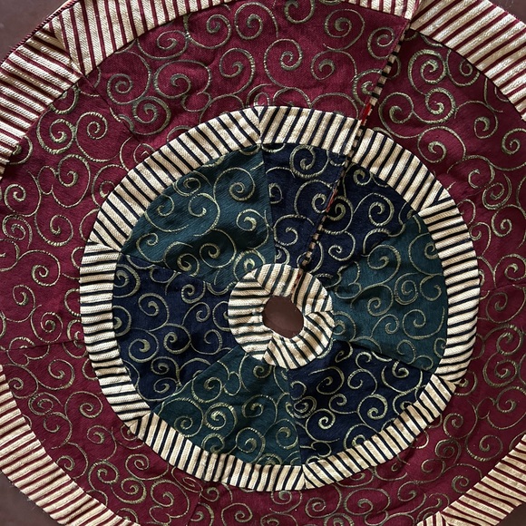 Vintage Christmas Tree Skirt - Picture 3 of 4